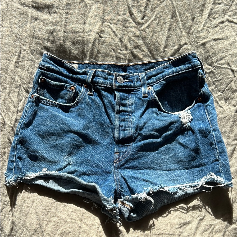 ✨ LEVI’S 501 SHORTS SZ 28”
